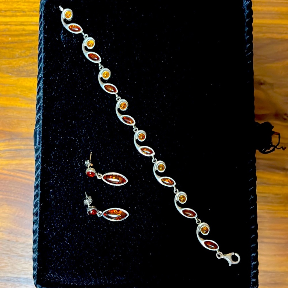 Silver/amber bracelet and earnings.